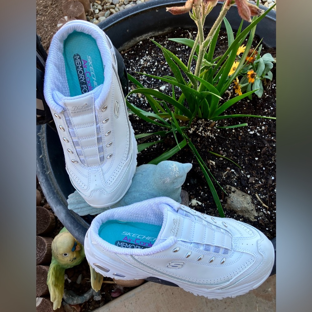 Sketchers “Delite” slip on mules
